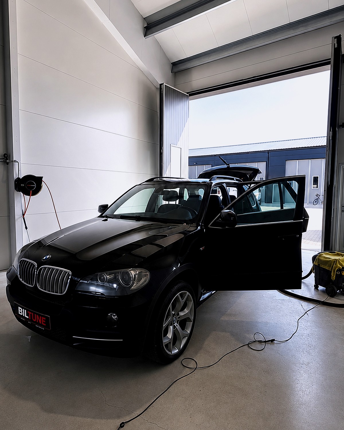 BMW X5 klar til behandling i hallen